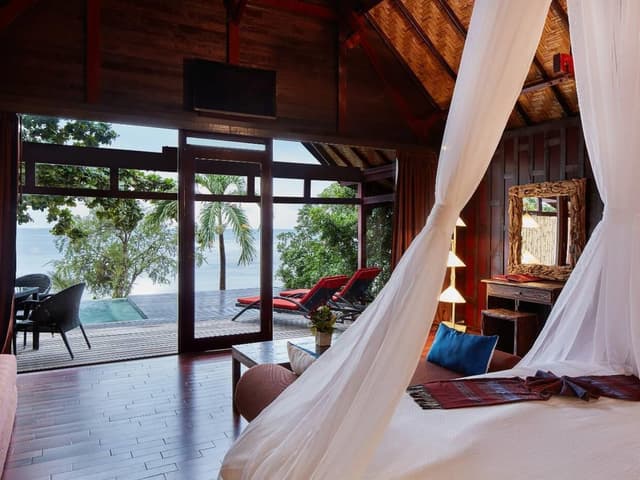 Deluxe Beachfront Pool Villa