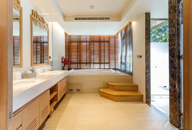 Deluxe King Suite with Jacuzzi