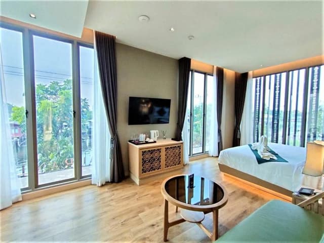 Deluxe King Suite with Jacuzzi