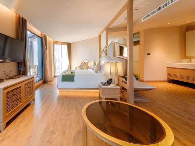 Deluxe King Suite with Jacuzzi