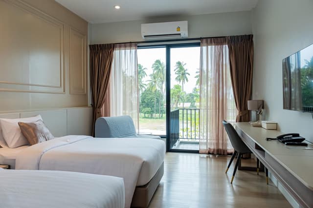 Deluxe Twin With Balcony