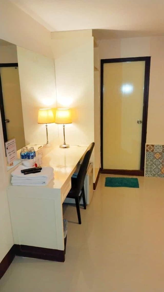 Deluxe Double Room (Must show company's ID and ID Card on Check in date)