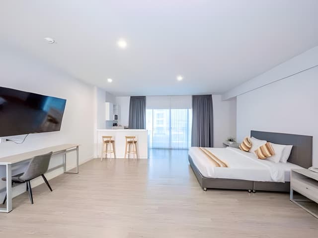 Suite King Bed with Sofa Bed