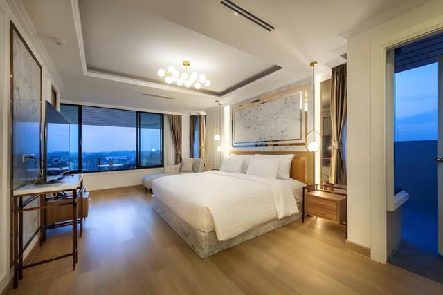 Suite, River View