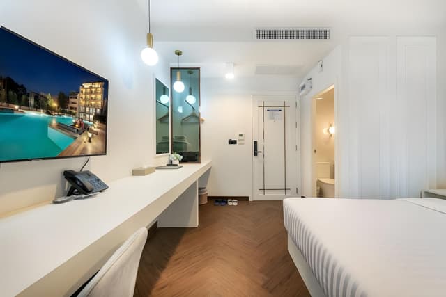 Deluxe Room (King)
