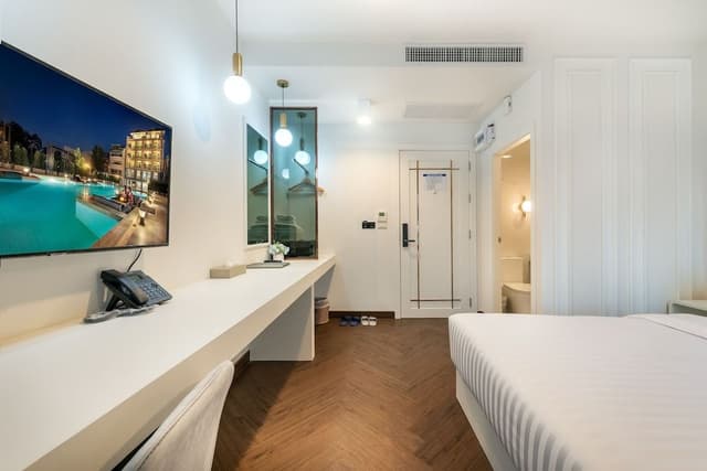 Deluxe Room (King)
