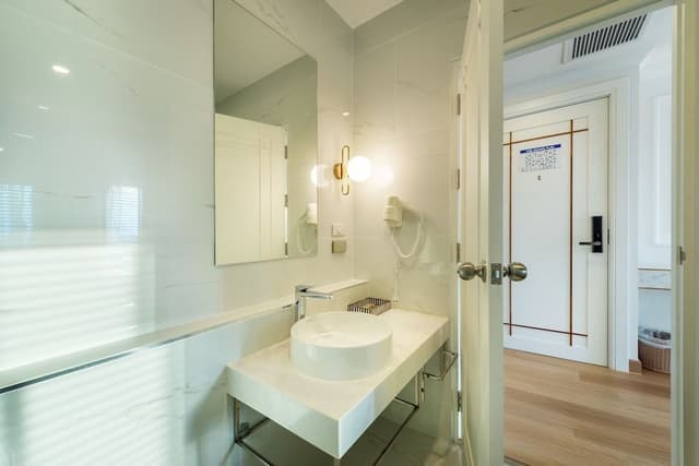 Deluxe King with Bathtub