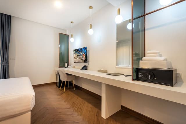Deluxe Room (King)