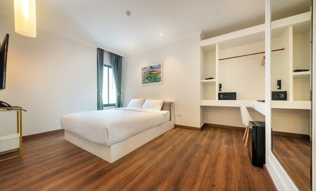 Deluxe Room (King)