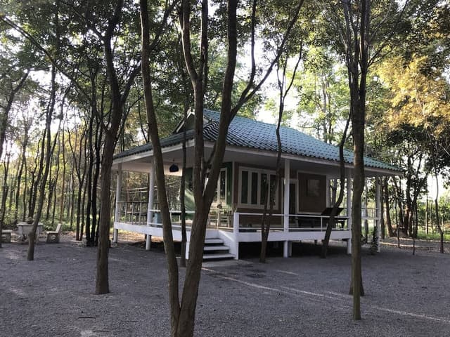 Family Cottage, 1 King Bed, Patio, Garden Area