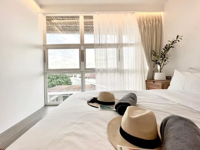 Private Deluxe Double with Single