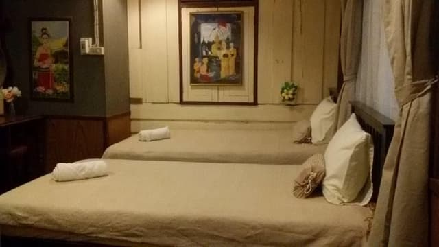 Standard Twin Beds Room