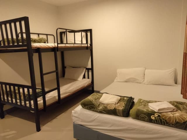 Queen With Bunk Beds