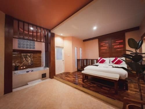 Suite with Bathtub