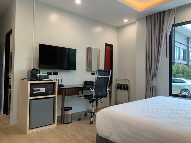 Deluxe - 1 King Bed