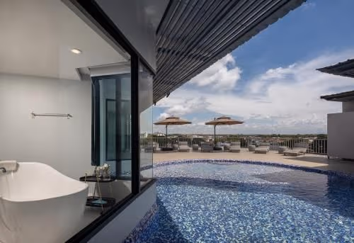 Deluxe Pool Access with Bathtub