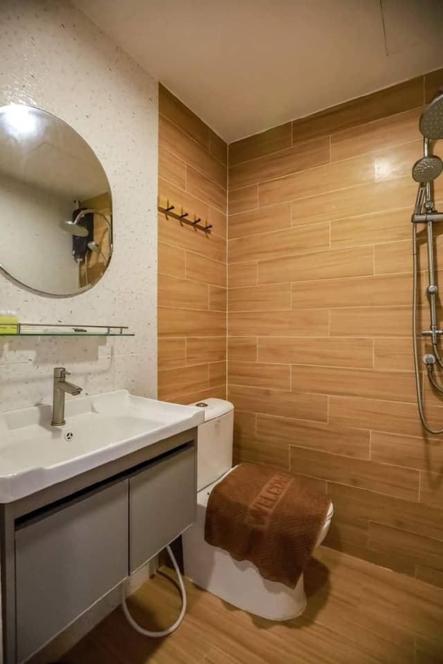 Queen Bed Room - 1 Bed, No shower, No Bathtub