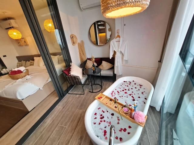 One Bed Room with Bathtub