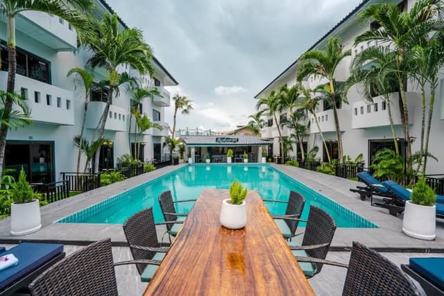 Apartment with Pool View