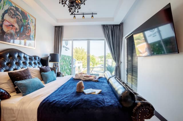 8-Bedroom Deluxe Art Pool Villa