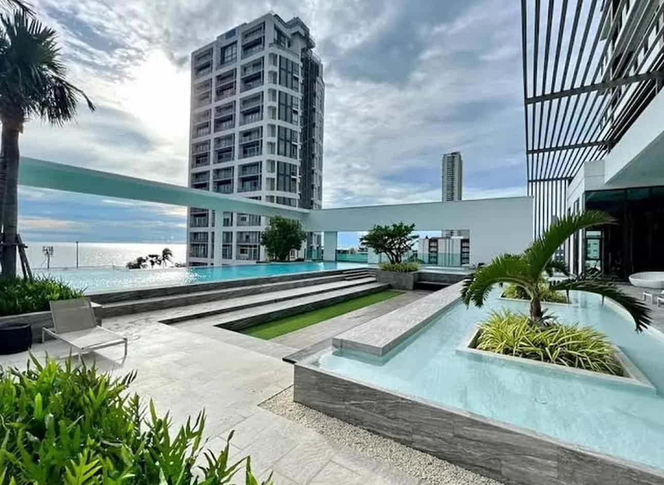 Oceanfront APT Jomtien Beach (Right Outside) Oceanfront APT Jomtien Beach (Right Outside)