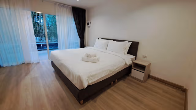 First Floor Poolside - King Bed - Non-Smoking