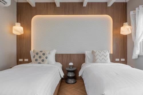 Cafe Suites Superior Sea View Twin Room 4