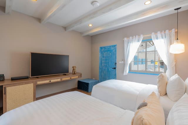 Cafe Suites Superior Sea View Twin Room 5