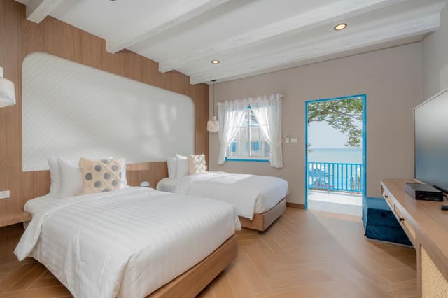 Cafe Suites Superior Sea View Twin Room 5