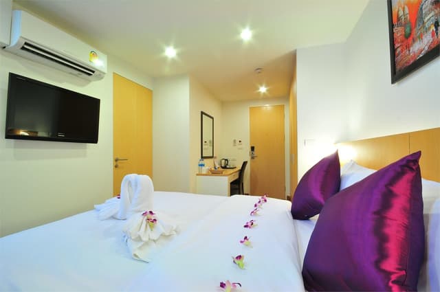 Deluxe - 1 King Bed