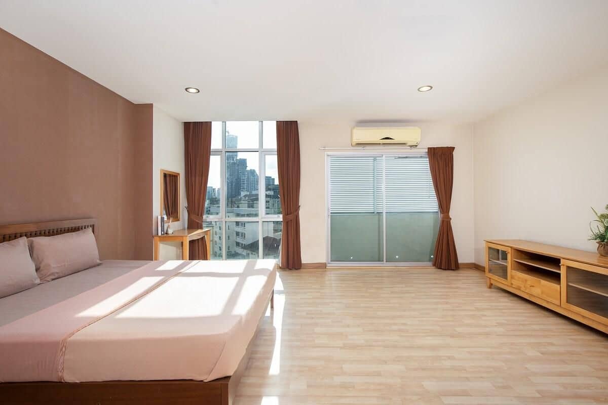 Large warm minimalist cityview studio Large warm minimalist cityview studio