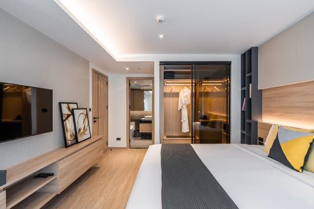 One Bed Room with Bathtub