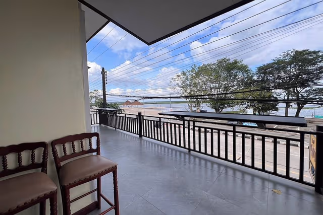 Family Room, Balcony, Lake View