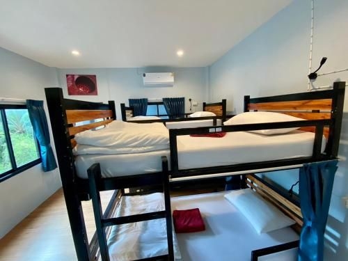 Boom Hostel Khaosok1