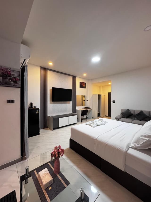 Suite King Bed with Sofa Bed