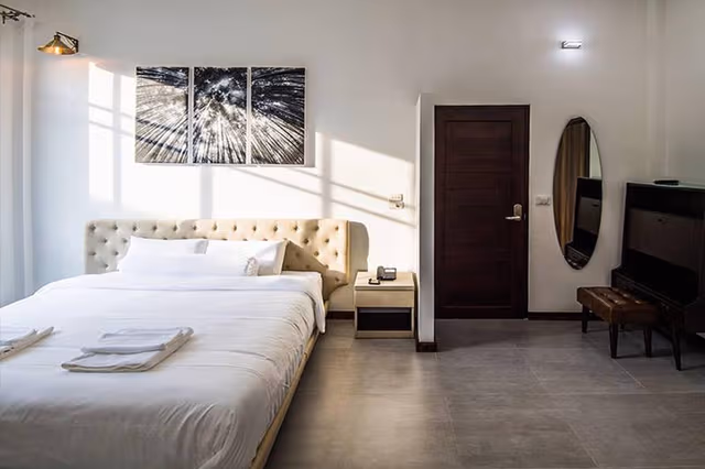 Queen Bed Room