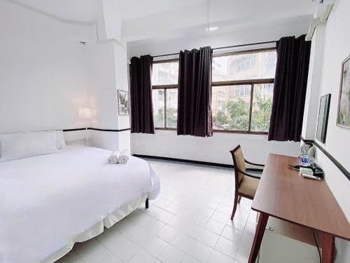 Deluxe - 1 Queen Bed
