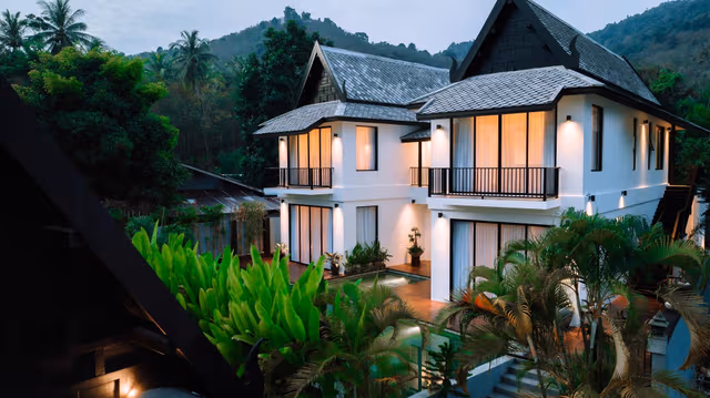 Luxury Villa with Pool Access - Non-Smoking