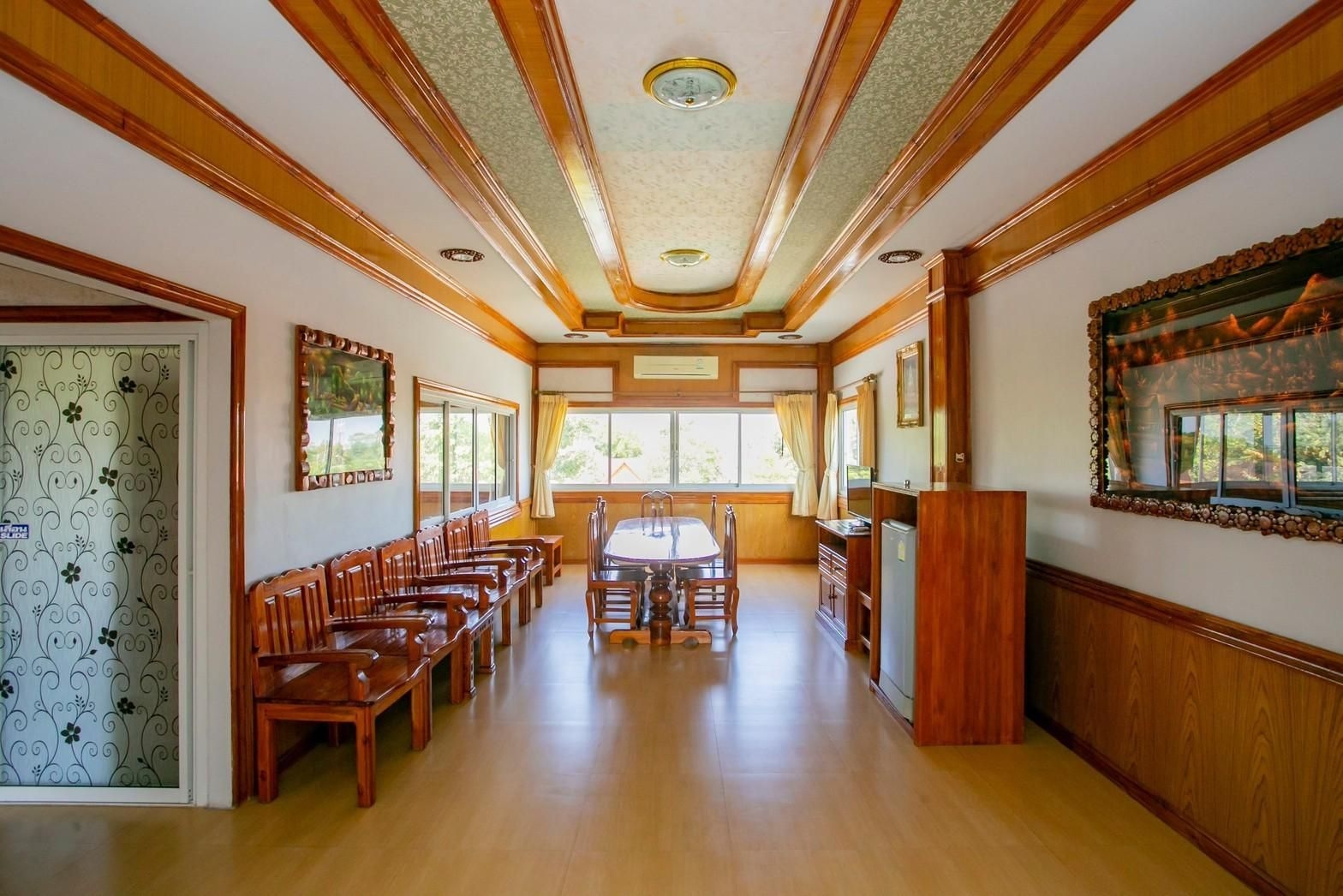 โรงแรมนกยูงทอง (Nokyungthong Hotel)1