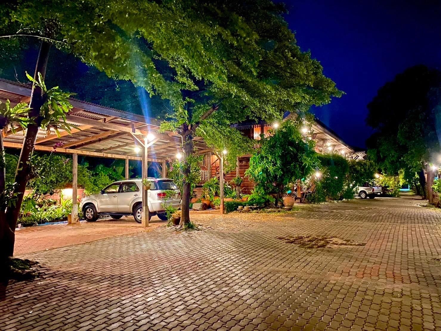 โรงแรมลีลา (LeeLa Hotel)1