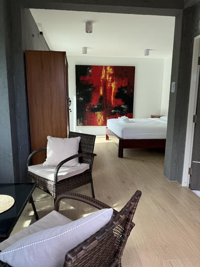 Deluxe - 1 King Bed, Corner Room