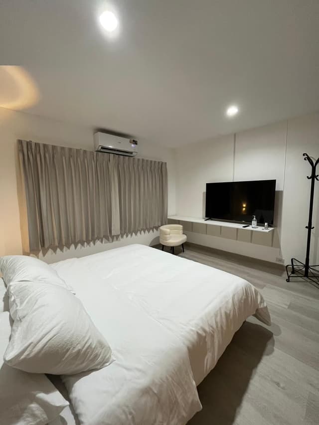 Master Suite with King Bed