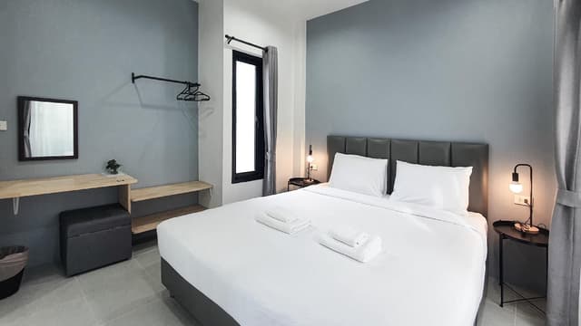Deluxe King Room with Balcony