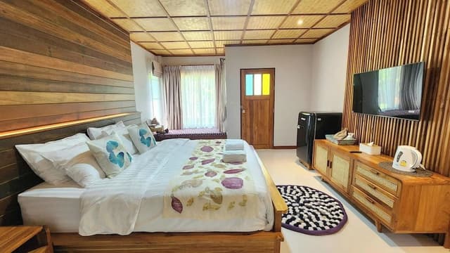 Junior House, Lanai, Park View