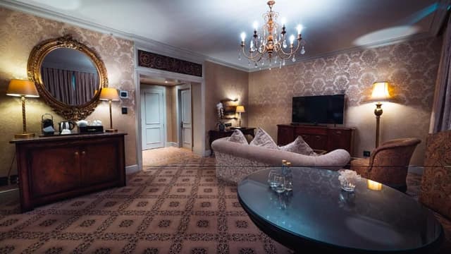 Suite with King Bed Smoking