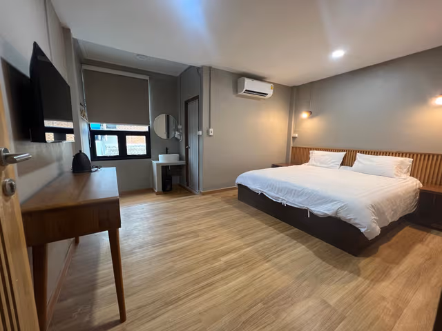 Deluxe King Bed - Non-Smoking, Not Pet-Friendly