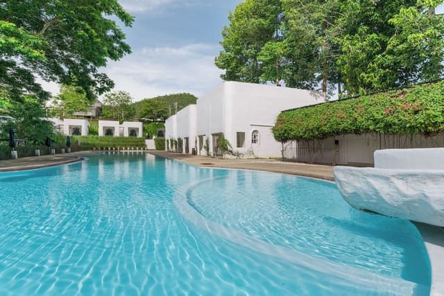 Room, Poolside