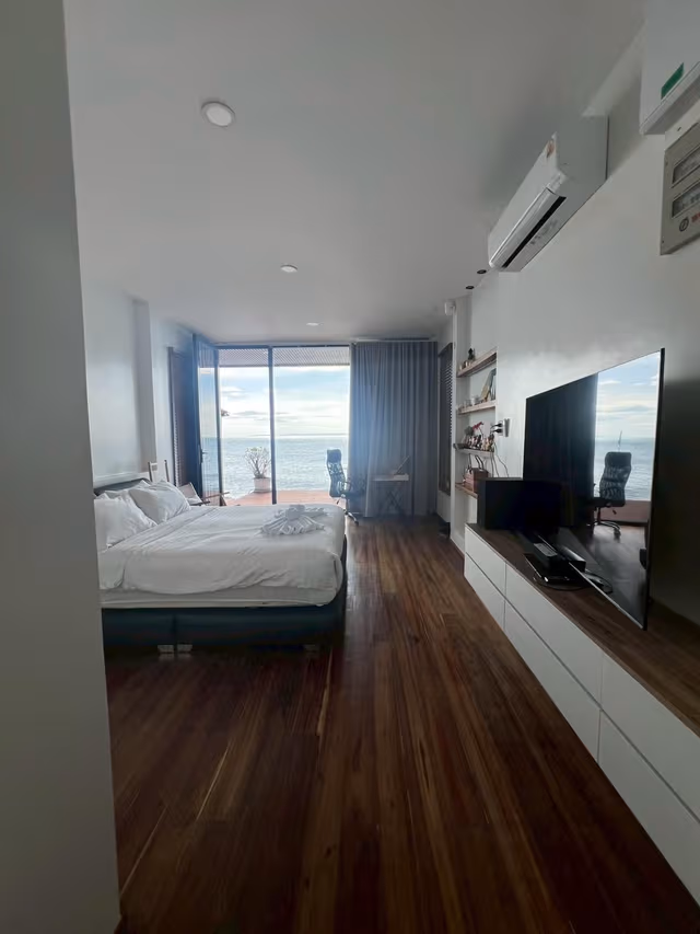 Deluxe Beachfront Room