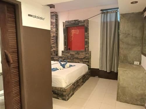Standard - 1 Queen Bed