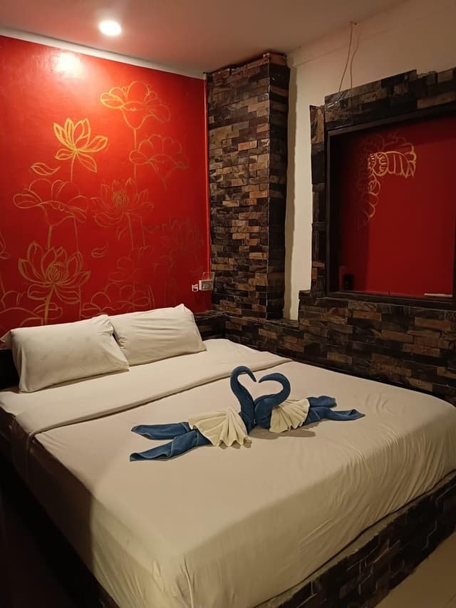 Standard - 1 Queen Bed
